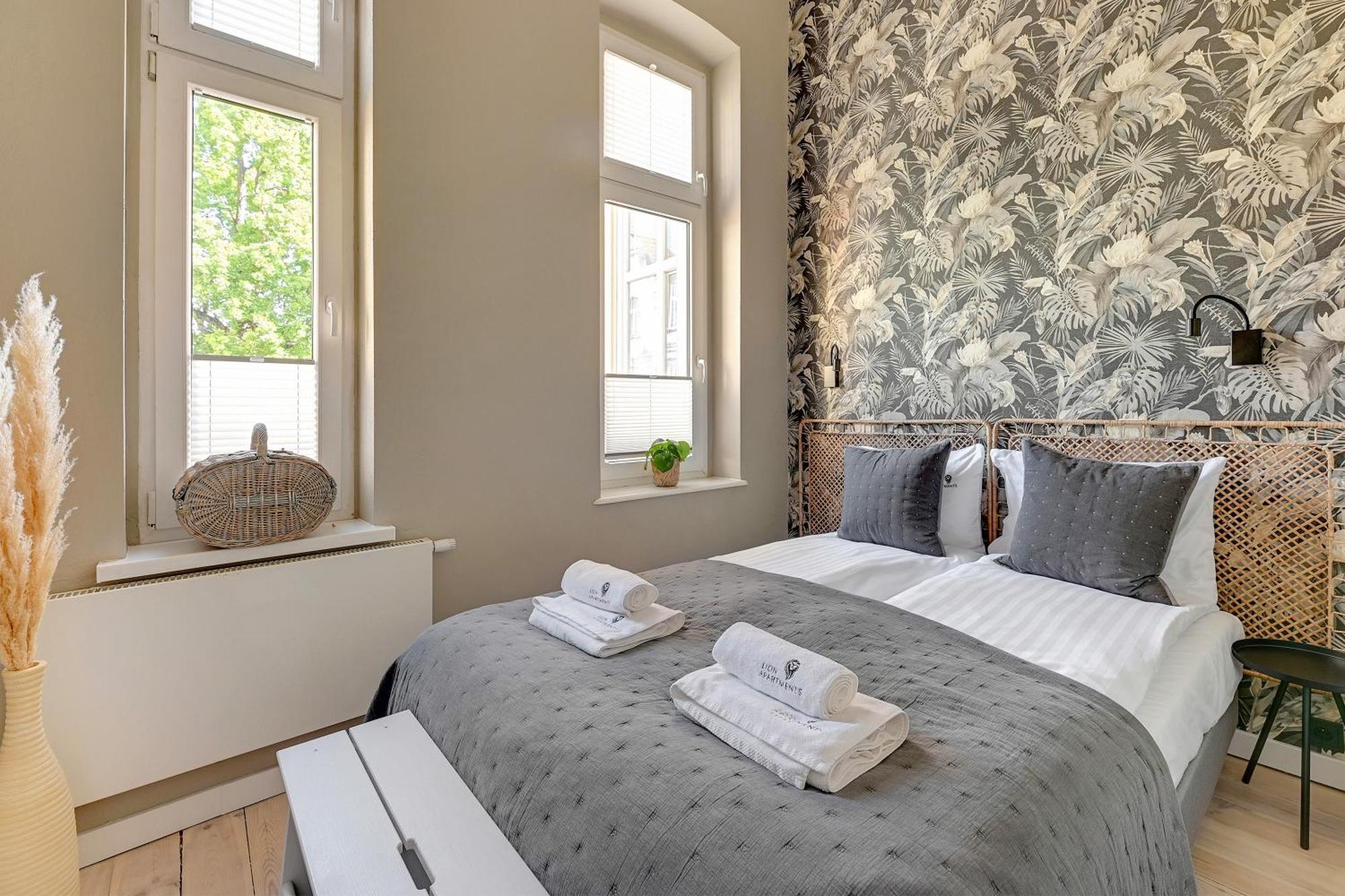 Azzuro Living - Cozy Two Bedroom Spot By The & Town By Lion Apartment